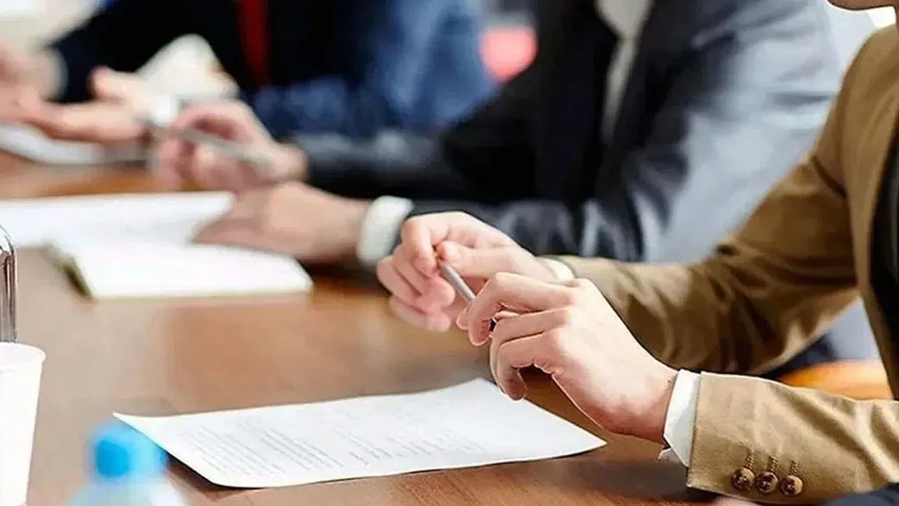 ‘Memura üst yaş sınırı’ tepki çekiyor… Ne emekli olabiliyorlar ne de memur: ‘Yasa hukuka uygun değildir’