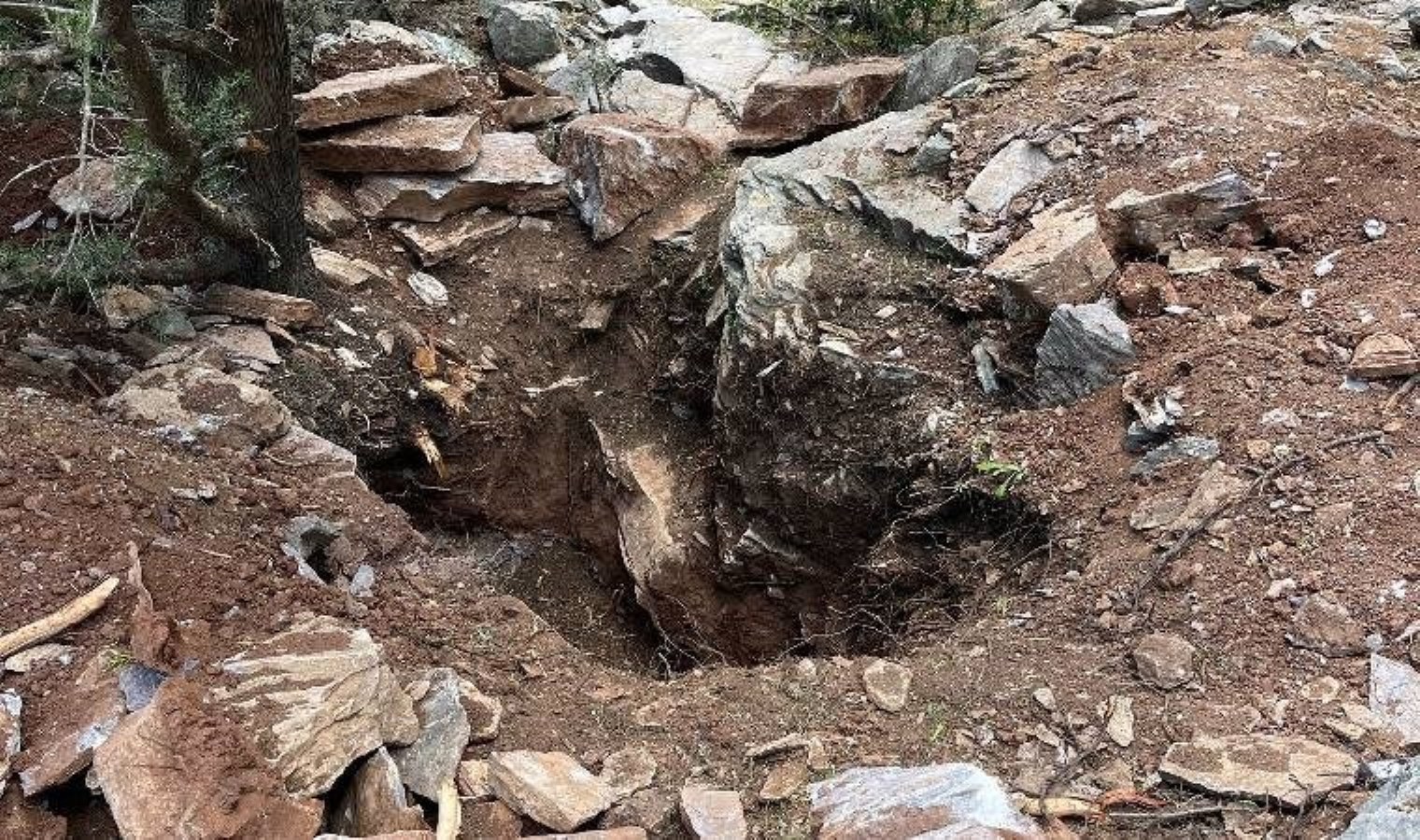 Mersin’de eski vali kaçak kazı yaparken yakalandı!