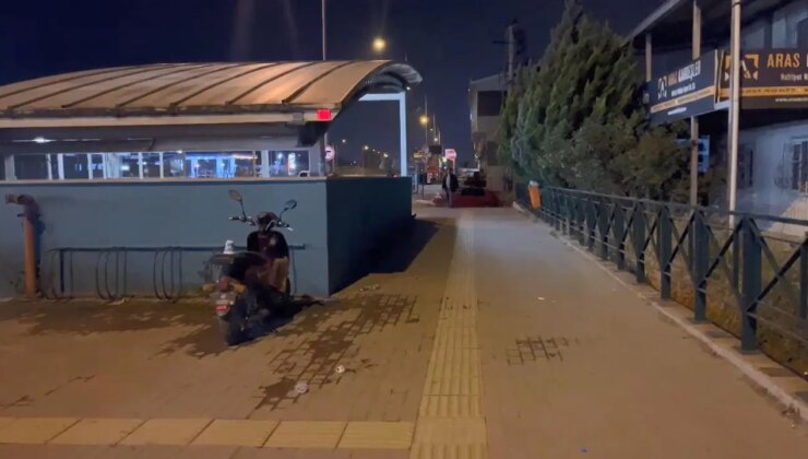 Metro istasyonunda dehşet… Bekleyen 3 arkadaşı bıçakladı!