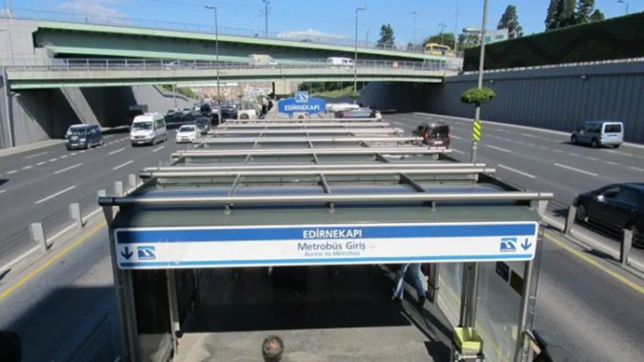 Metrobüs durağında uyuşturucu ticareti: Otomatik silah ve 2 kilogram kokain bulundu!