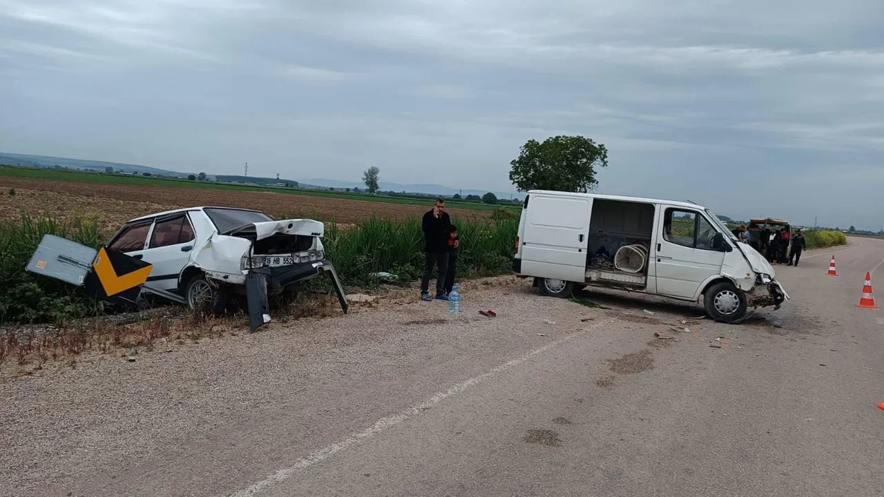 Minibüs, park halindeki otomobile çarptı: Çok sayıda yaralı var!