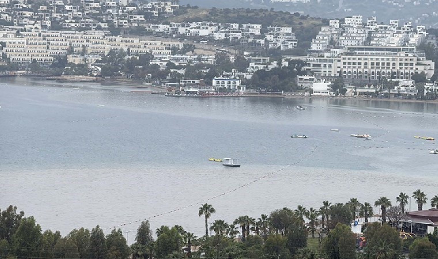 Muğla Bodrum’da ‘sağanak’ etkisi: Deniz renk değiştirdi!
