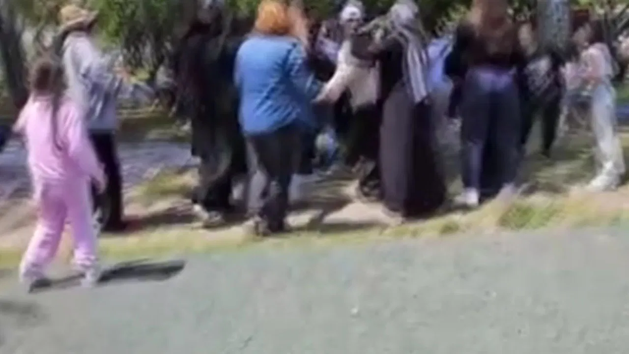 O anlar kamerada: Avcılar sahilinde iki grup kadın birbirine girdi