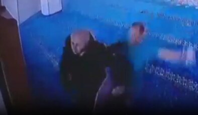 O anlar kamerada… Camide ‘telefonunu kapat’ dayağı: Tekme tokat darbetti