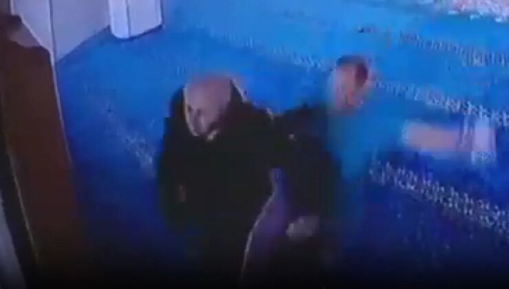 O anlar kamerada… Camide ‘telefonunu kapat’ dayağı: Tekme tokat darbetti