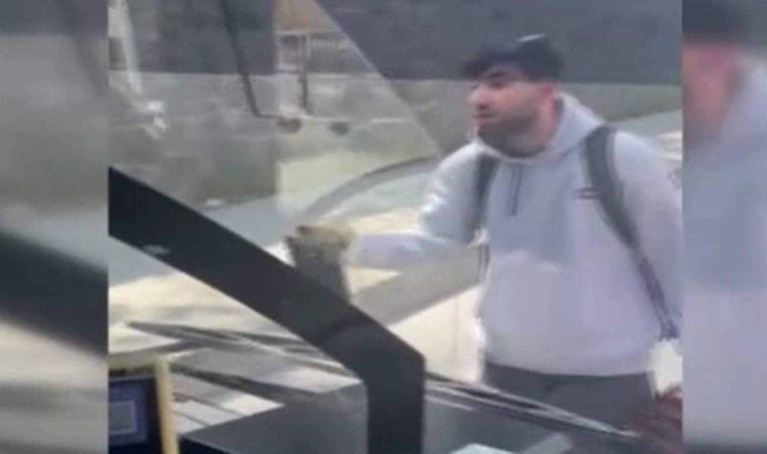 O anlar kamerada: İstanbul’da bir şahıs kaçırdığı otobüsün önünü kesti