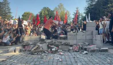ODTÜ’lü öğrenciler geleneksel Devrim Yürüyüşü’nü gerçekleştirdi: Öğrenciler baskı duvarını yıktı