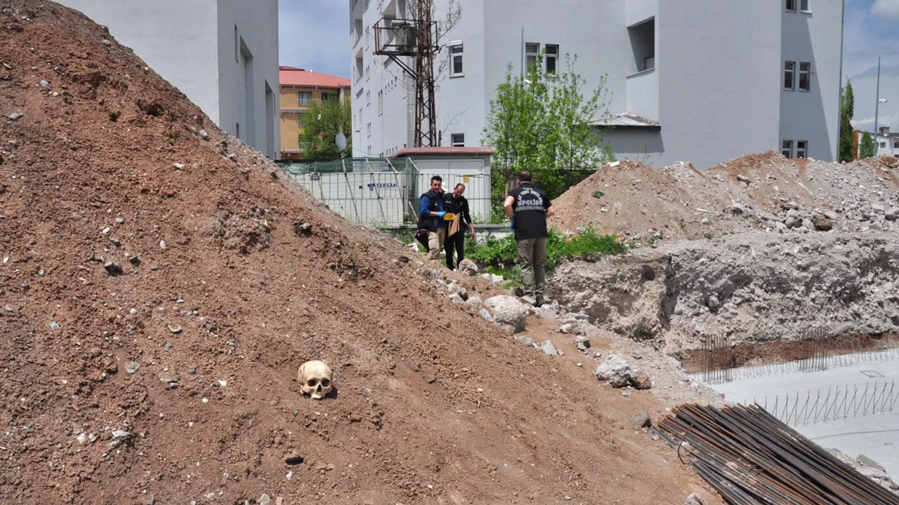 Okul inşaat kazısından insan kafatası ve kemikler çıktı!