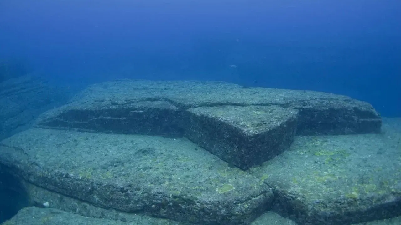 Okyanus dibinde gizemli keşif: 10 bin yıllık piramit gizemini koruyor