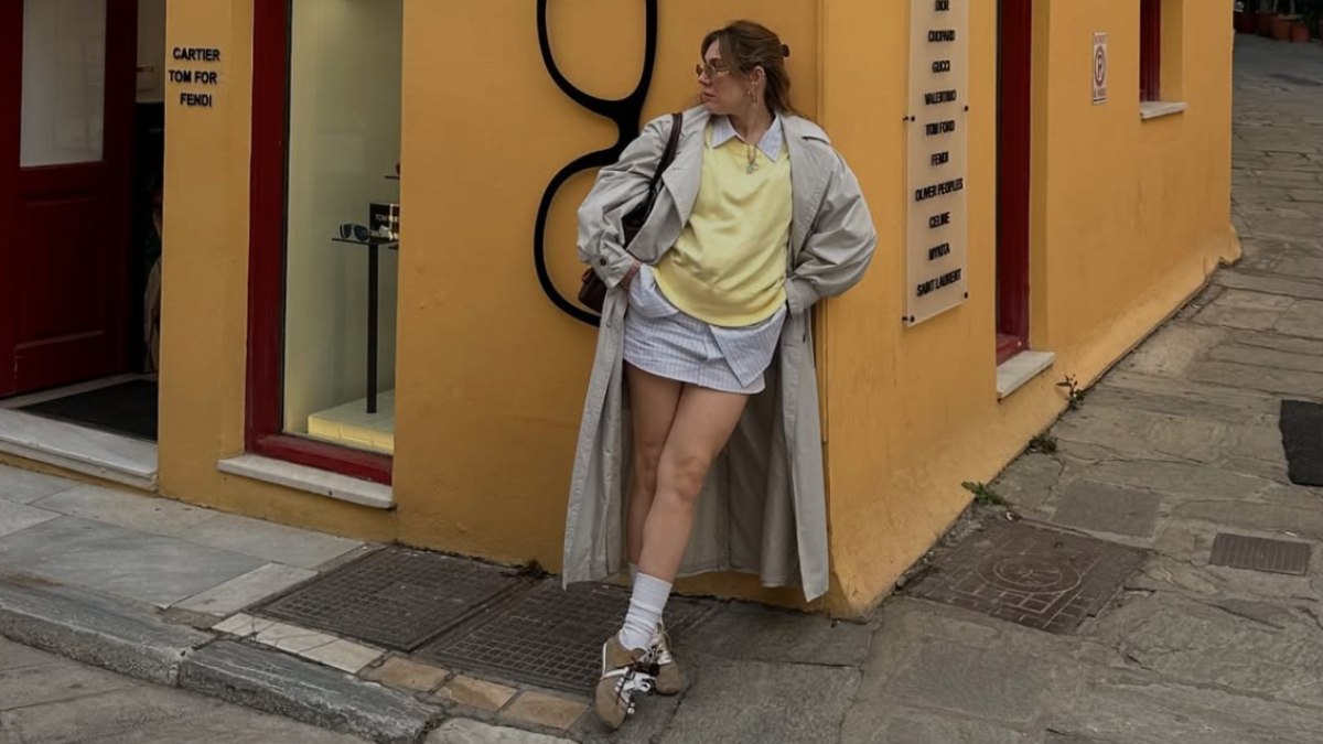 Oyuncu Ege Kökenli’den karnı burnunda pozlar verdi