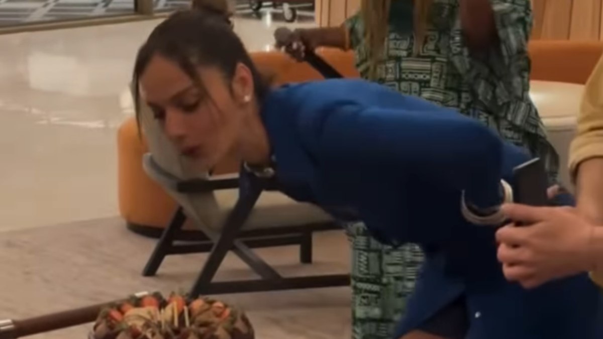 Oyuncu Gülcan Arslan doğum günü stili!  Elbisenin düğmelerini kapatmadı