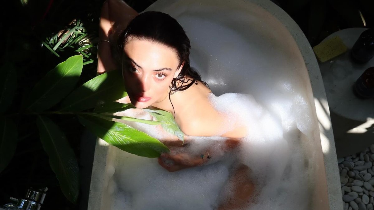 Oyuncu Rabia Soytürk’ün küvet pozu çok konuşulmuştu! Açıklama aptı