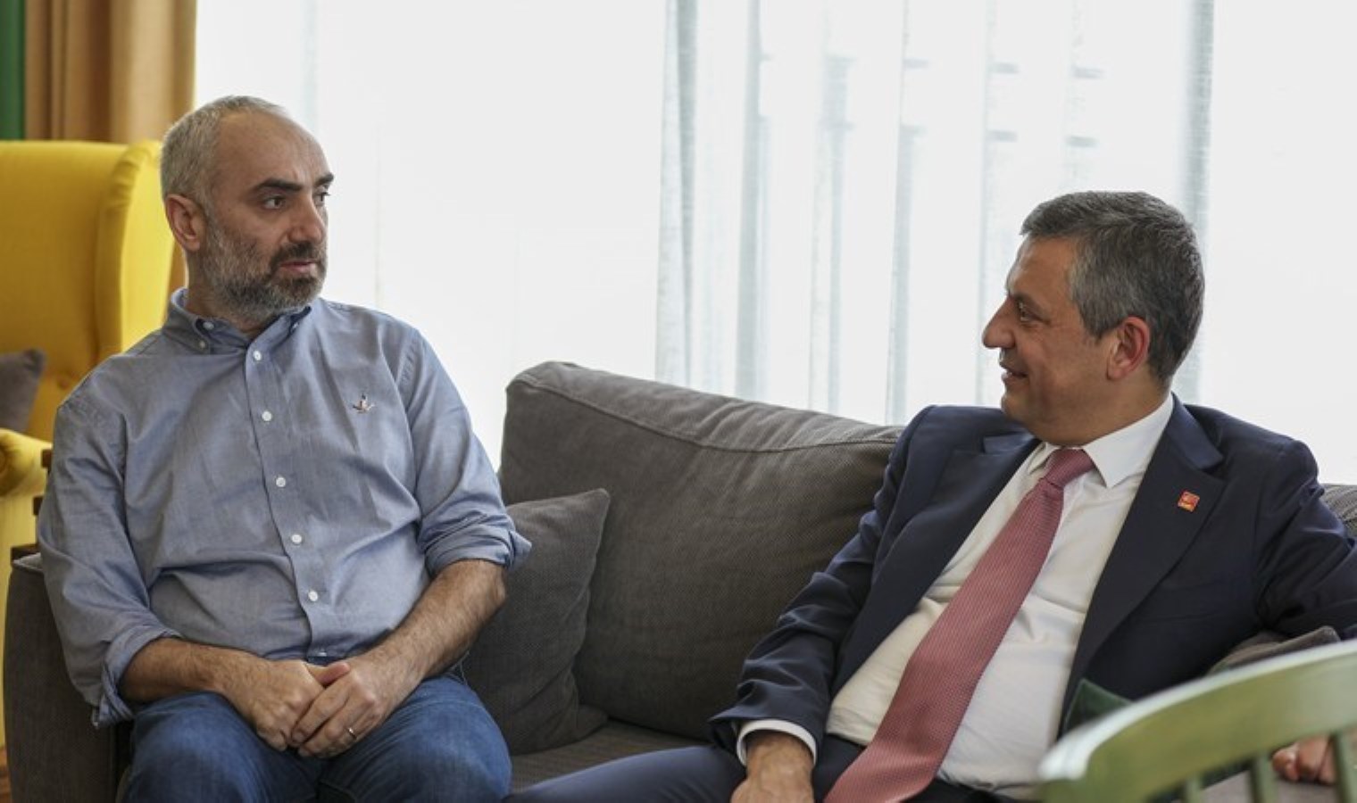 Özgür Özel İsmail Saymaz’ı ziyaret etti