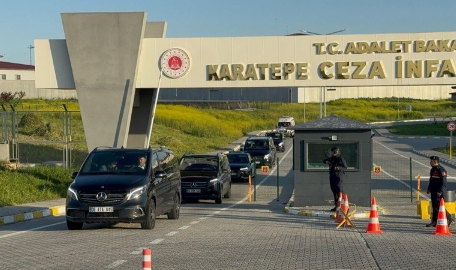 Özgür Özel, Murat Ongun’u hapishanede ziyaret etti