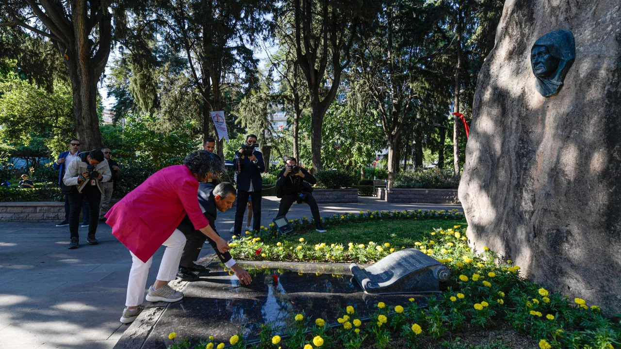 Özgür Özel, Zübeyde Hanım’ın mezarına karanfil bıraktı