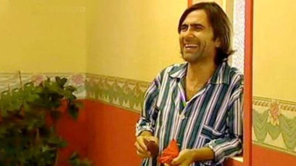 Peker Açıkalın imaj değiştirdi! Saçlarını sıfıra vurdu, bıyık bıraktı