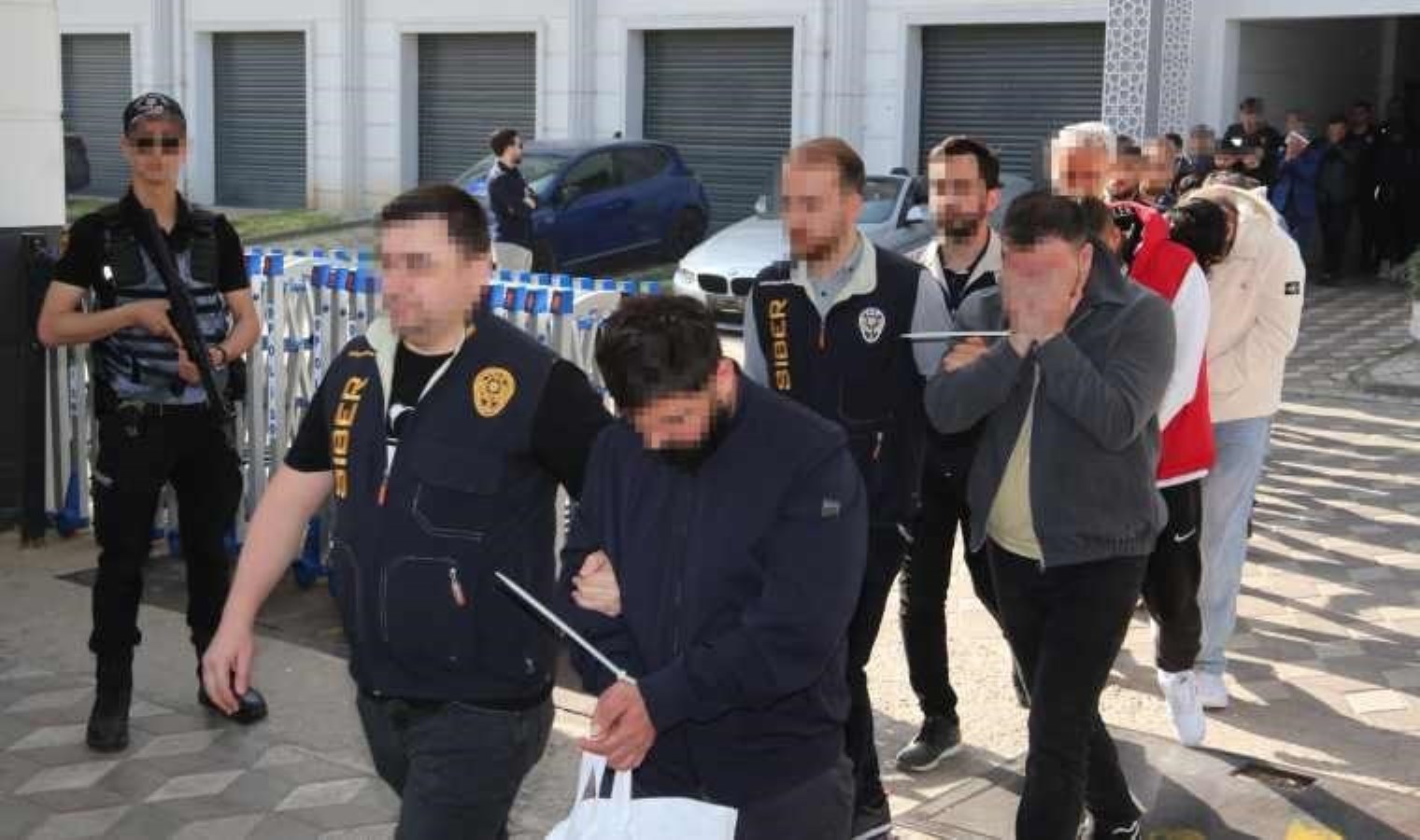 Sahte araç kiralama sitesi üzerinden 122 kişiyi dolandırmışlar: 101 kişi gözaltına alındı