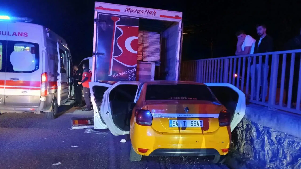 Sakarya’da feci kaza… Taksi, önündeki kamyonete çarptı: Ölü ve yaralı var!