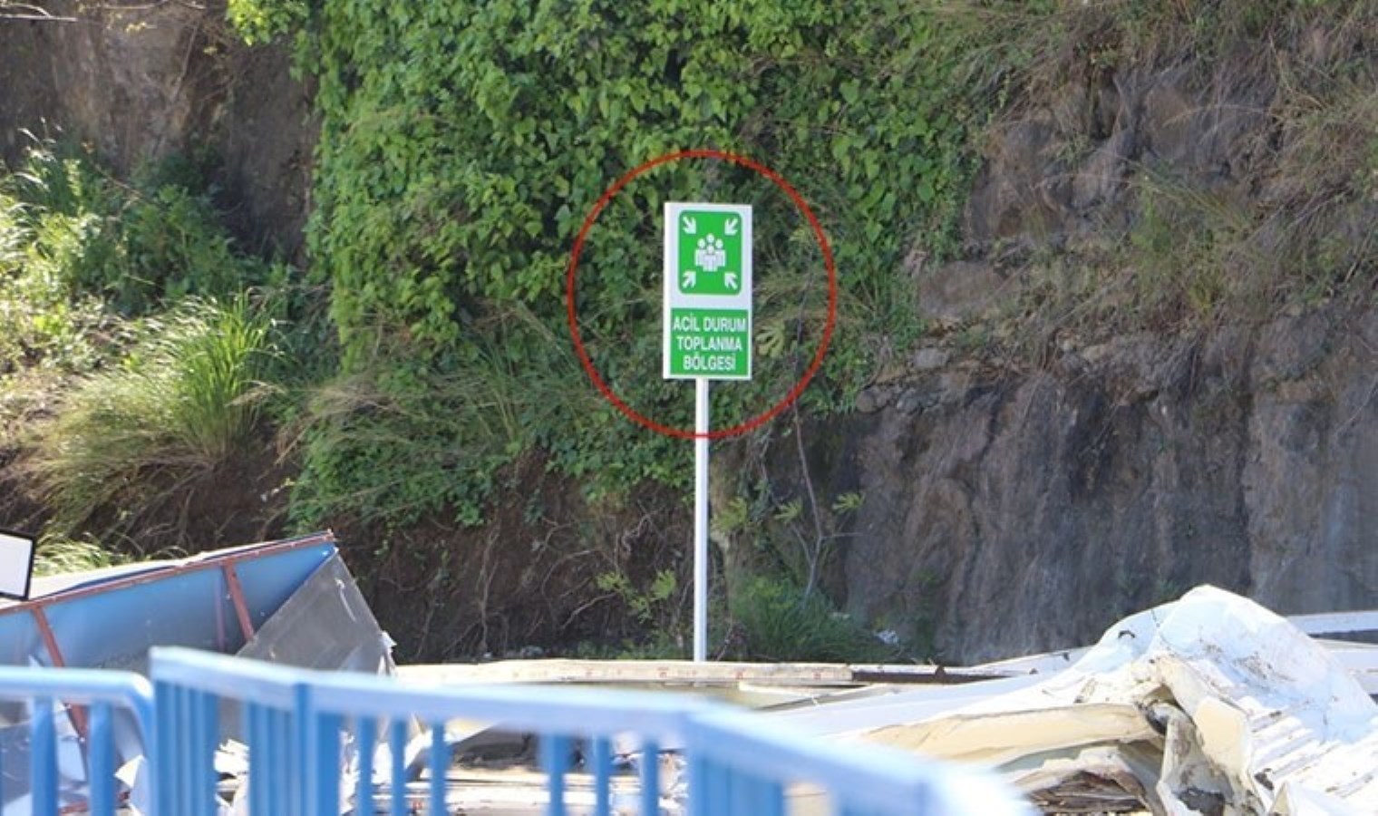Samsun’da heyelanın olduğu alandaki tabela dikkat çekti: ‘Acil durum toplanma’ noktasıymış!