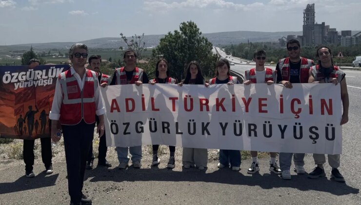 Samsun’dan Ankara’ya yürüyen gençler Ulus Meydanı’ndaki Zafer Anıtı önünde karşılandı