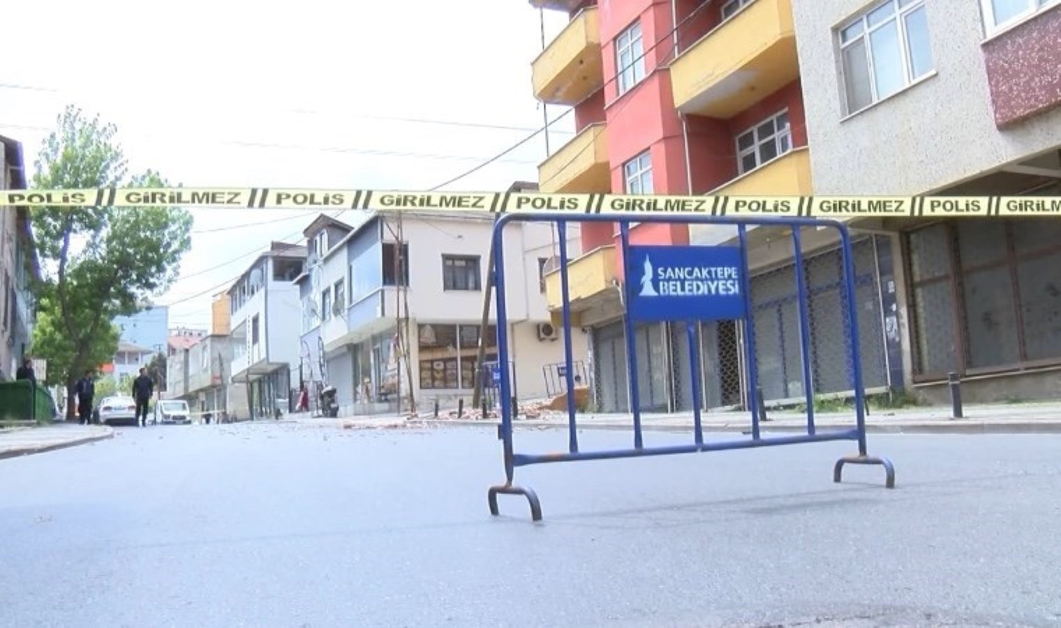 Sancaktepe’de 5 katlı metruk binanın balkonu çöktü