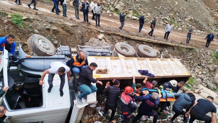 Şarampole devrilen kamyonun şoförü yaralandı