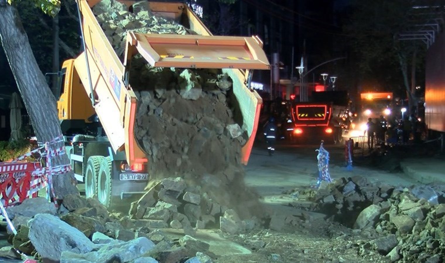 Sarıyer’de yol çökmüştü: Onarım çalışmaları gece boyunca sürdü
