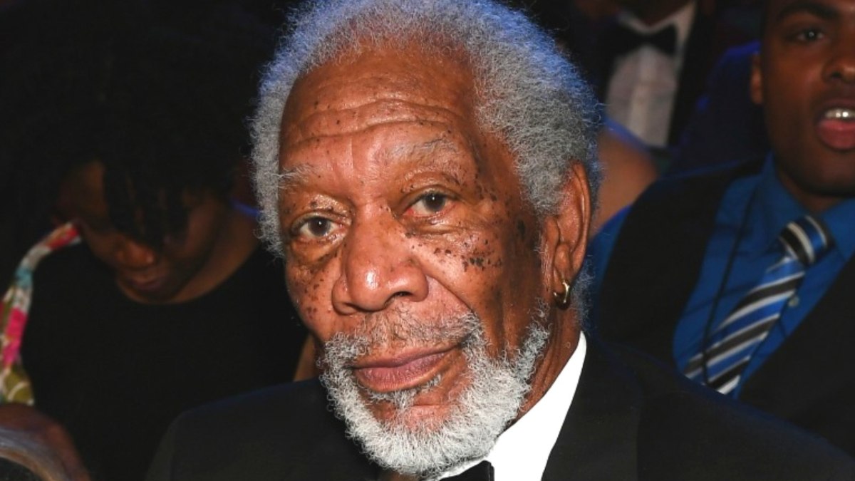 Sebebi tarz değil!  Morgan Freeman bakın neden küpe takıyormuş…