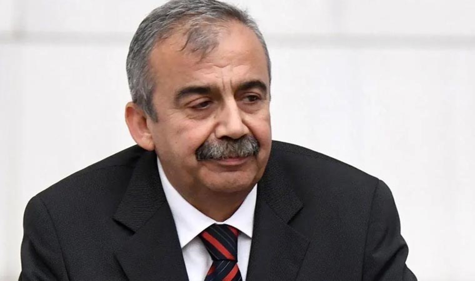 Sırrı Süreyya Önder’e hastanede ziyaret: ‘Maalesef durumu stabil ve kritik’