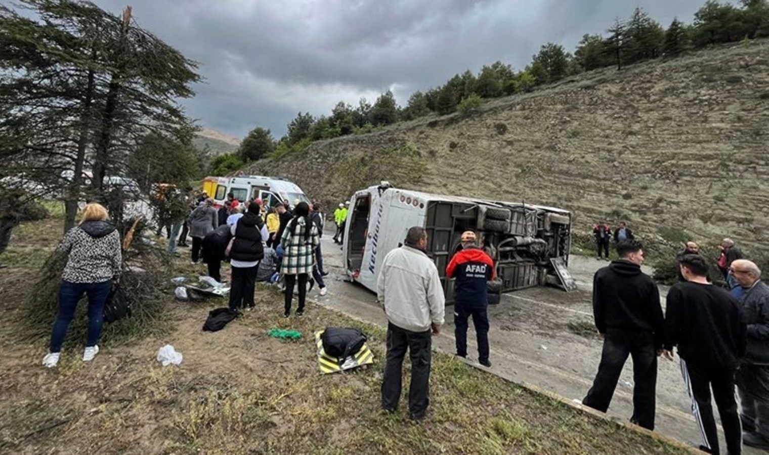 Son dakika… Isparta’da yolcu midibüsü devrildi: Çok sayıda yaralı!