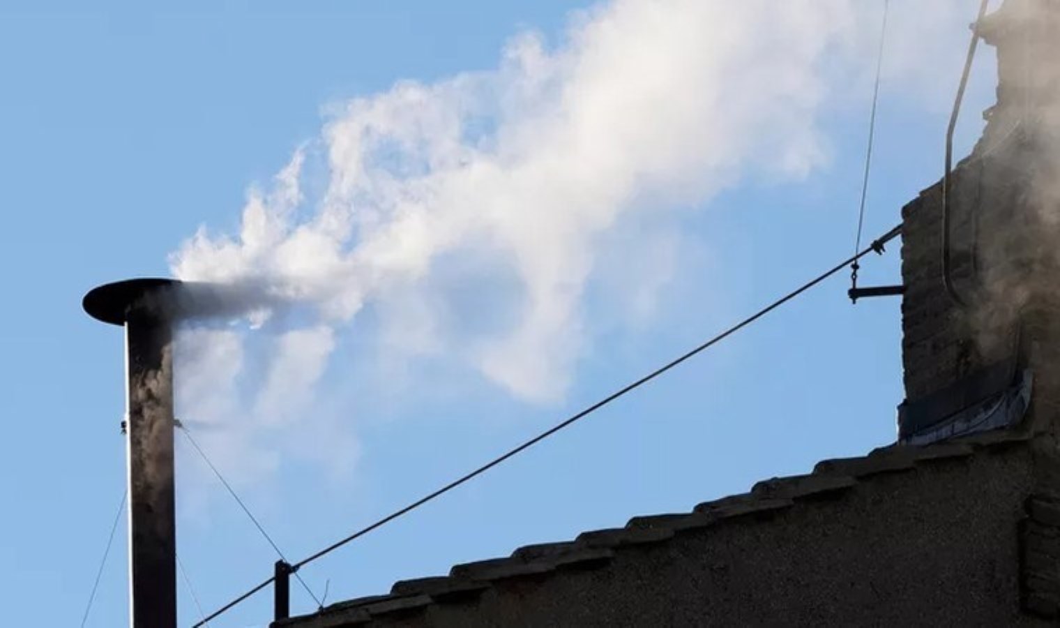 Son Dakika… Sistine Şapeli’nde beyaz duman: Yeni papa seçildi