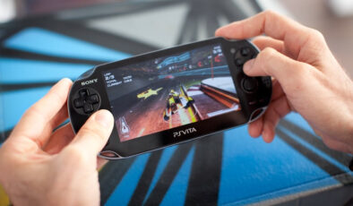 Sony, PS Vita benzeri yeni bir oyun konsolu geliştiriyor