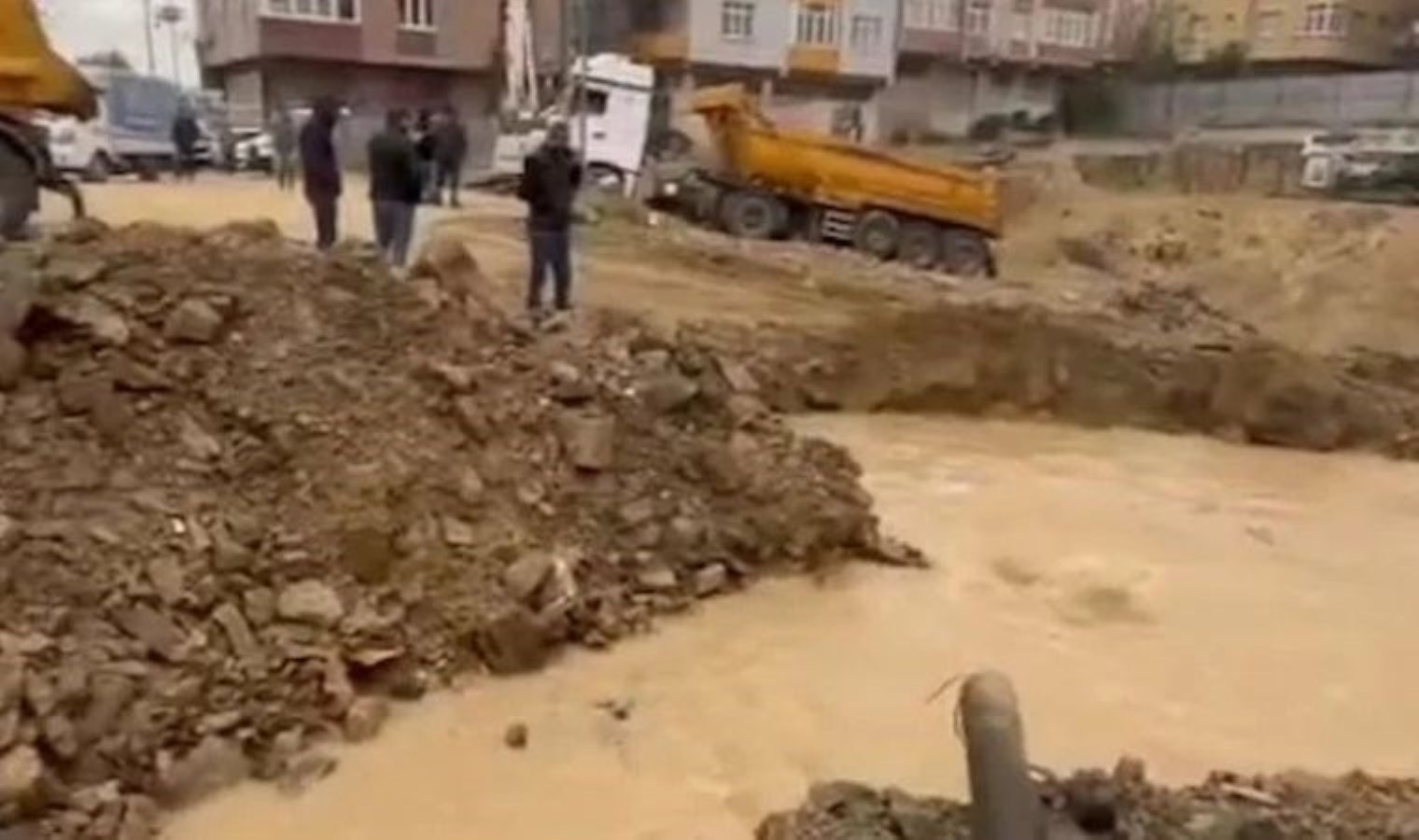 Sultangazi’de patlayan su borusu mahalleyi sular altında bıraktı