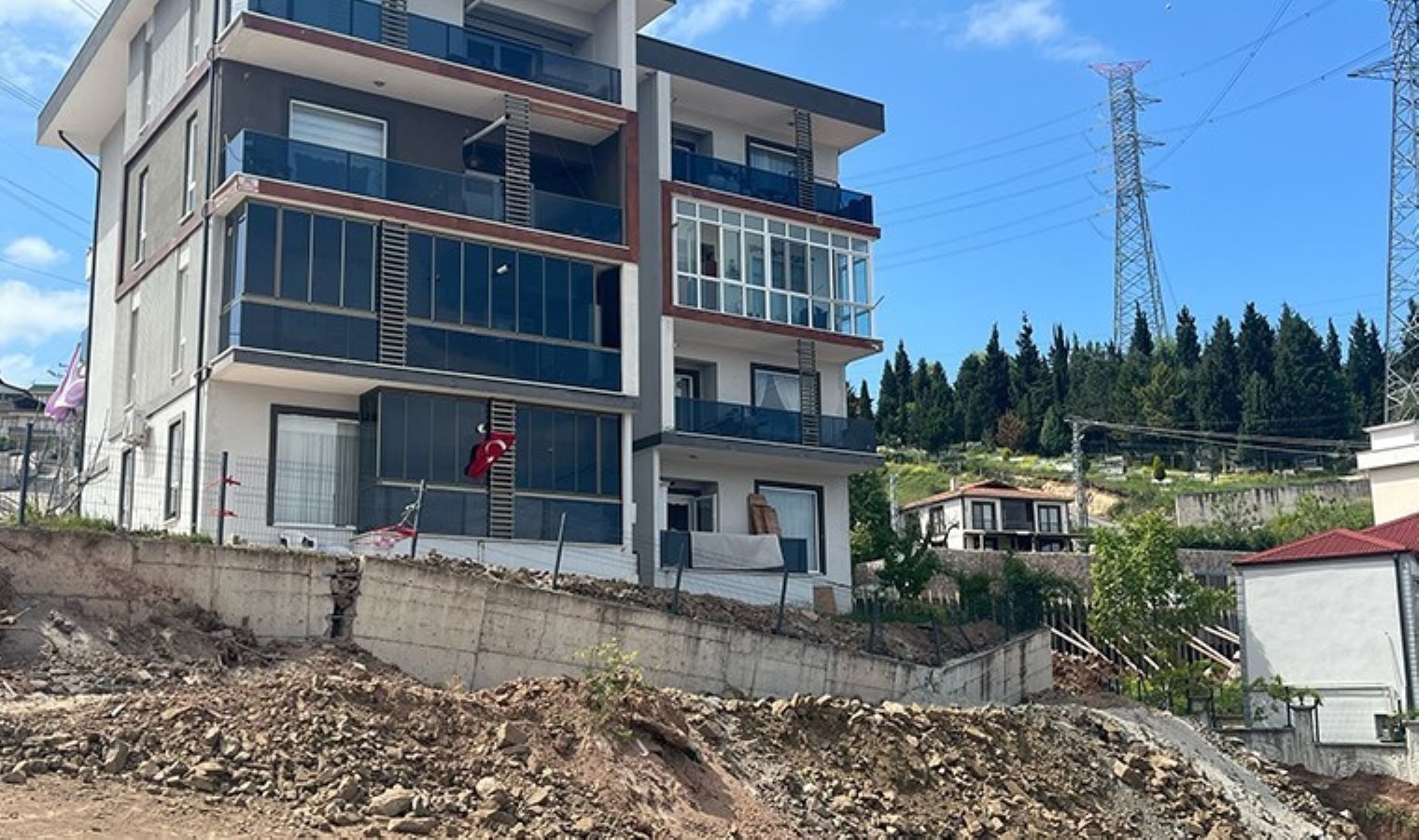 Tahliye edilen binanın önündeki istinat duvarına ‘geçici dolgu’ yapıldı