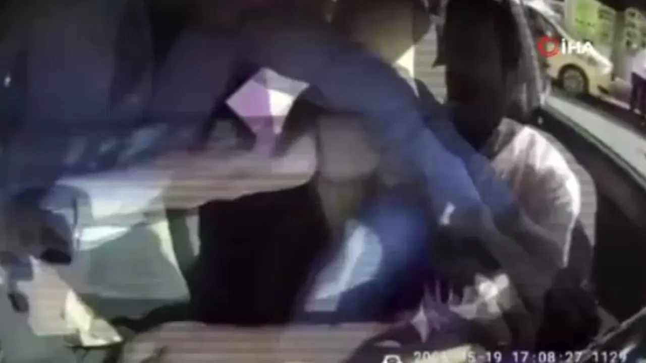 Taksiciye bıçakla saldırıp kaçtı: O anlar görüntülendi