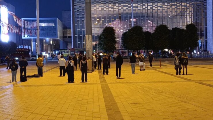 Taksim’de ‘Duran Adam’ eylemi… 18 genç gözaltına alındı!