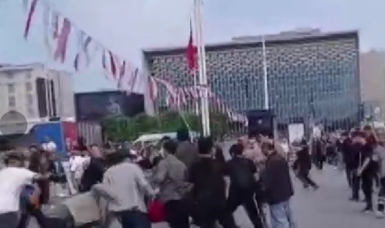 Taksim’de hareketli anlar: İki grup tekme tokat birbirine girdi
