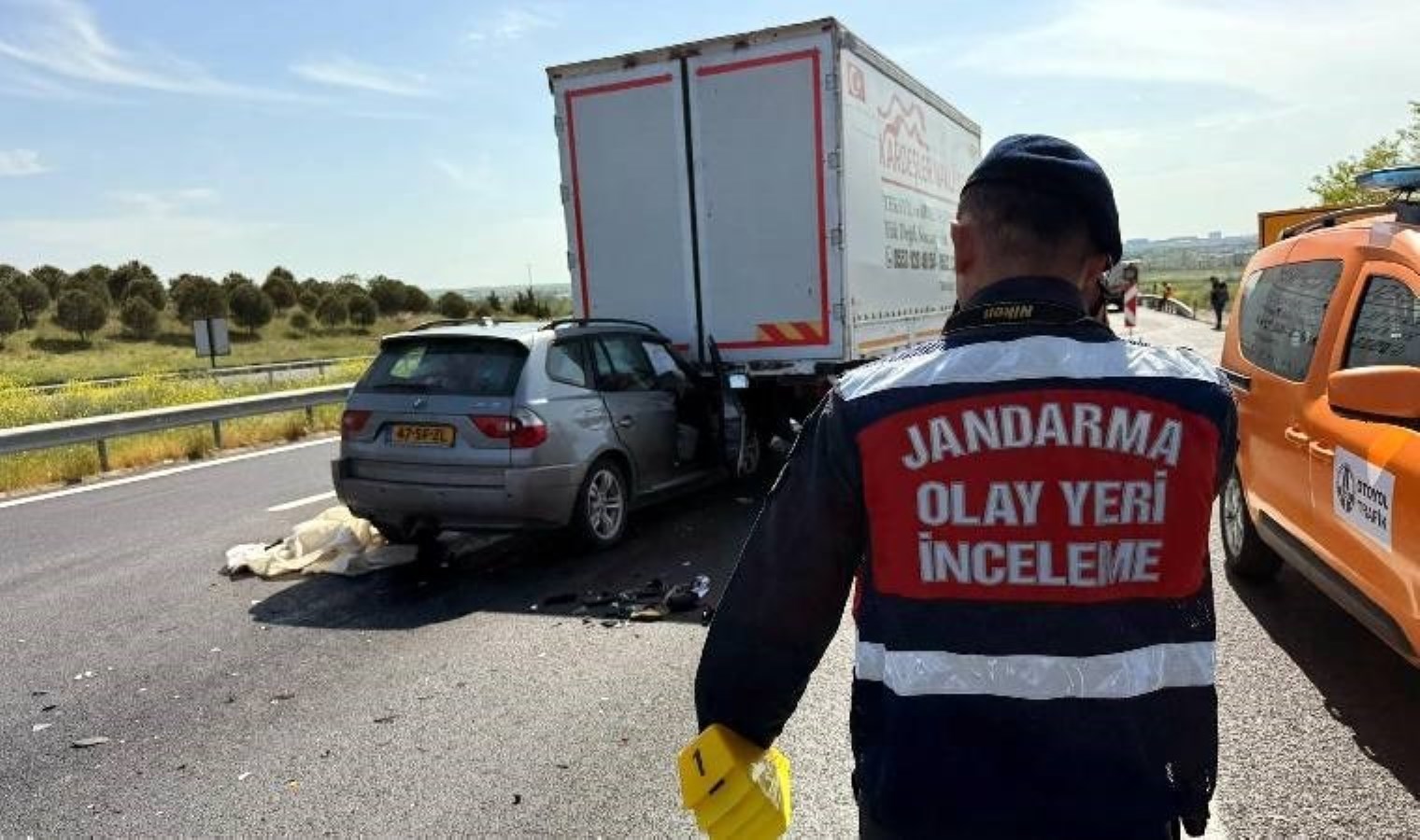 TEM’de feci kaza… Cip, kamyona çarptı: Yaralılar var!