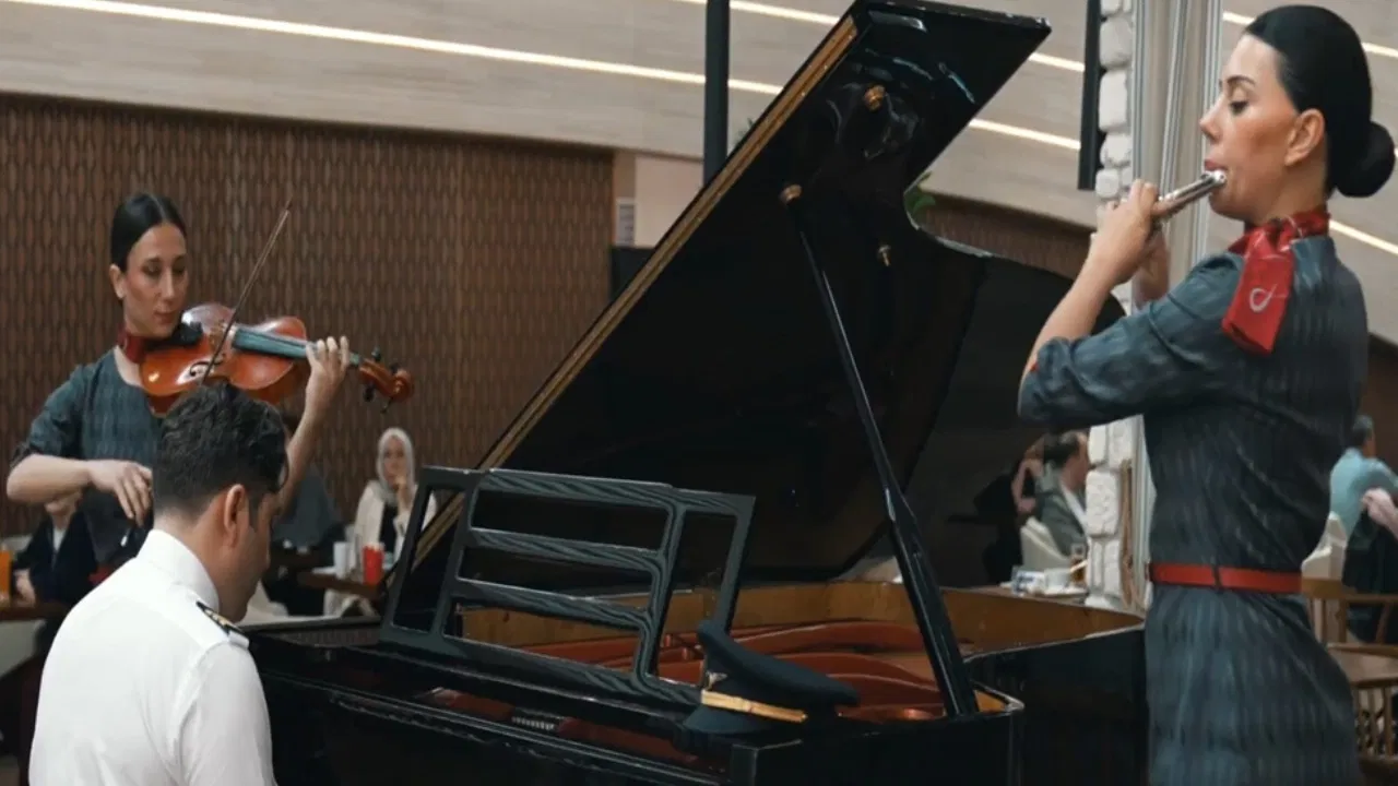 THY’nin uçuş ekibinden yolculara ‘Gençlik Marşı’ sürprizi