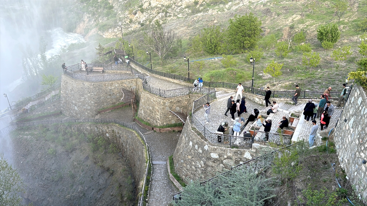 Tortum Şelalesi’nde bahar coşkusu