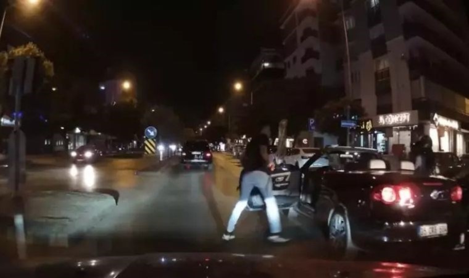 Trafikte tartıştı, kılıftan döner bıçağı çıkardı; o anlar kamerada