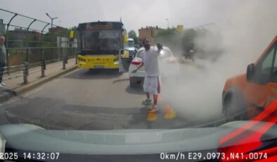 Trafikte tartıştığı bıçaklı saldırgana yangın tüpüyle karşılık verdi!