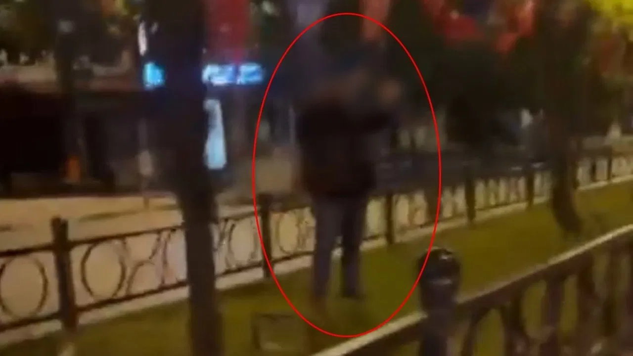 ‘Türk bayrağını yakmaya çalıştı’ iddiası: Şüpheli şahıs tepkiler üzerine kaçtı