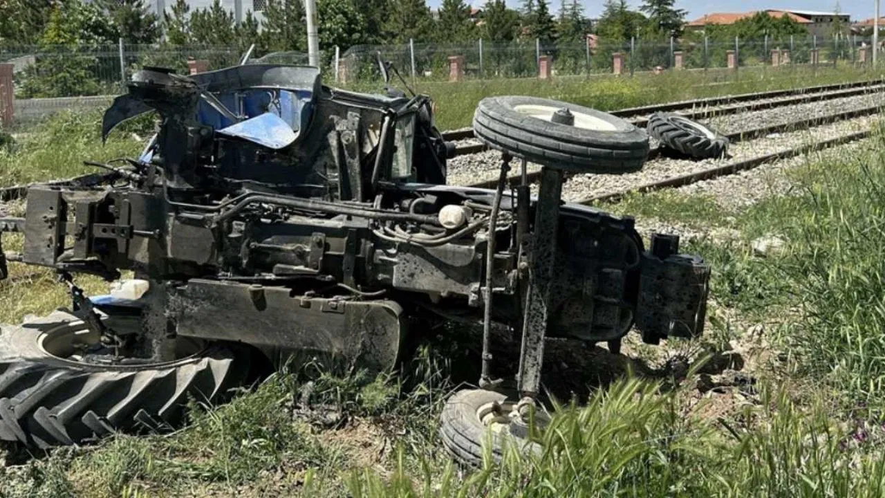 Uşak’ta tren kazası: Traktör sürücüsü yaralandı