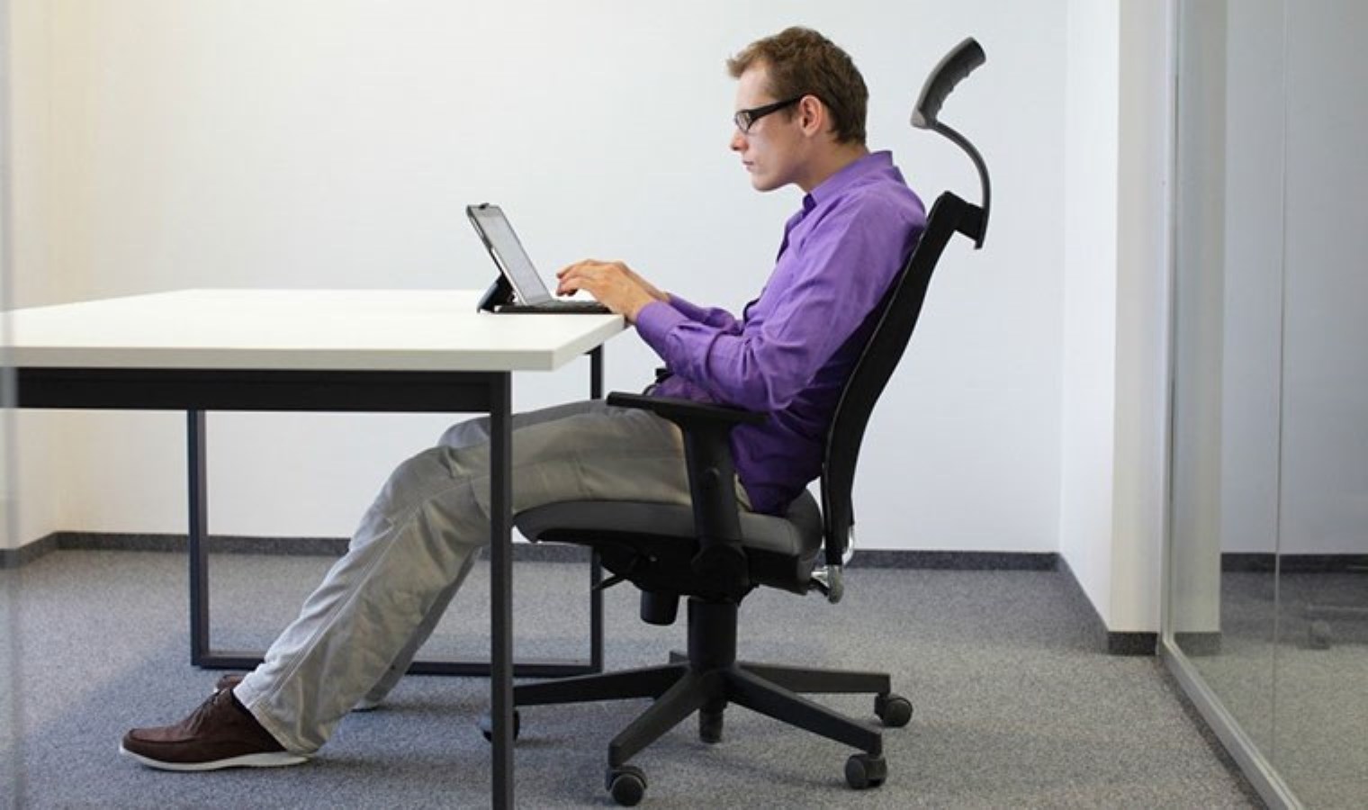 Uzun süre hareketsiz kalmak omurga hastalıklarına sebep oluyor: Masa başı çalışanlar için 7 egzersiz önerisi