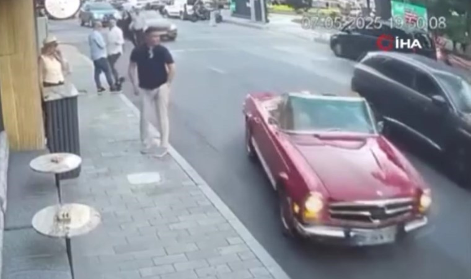 Vale teslim aldığı lüks araçla kaza yaptı