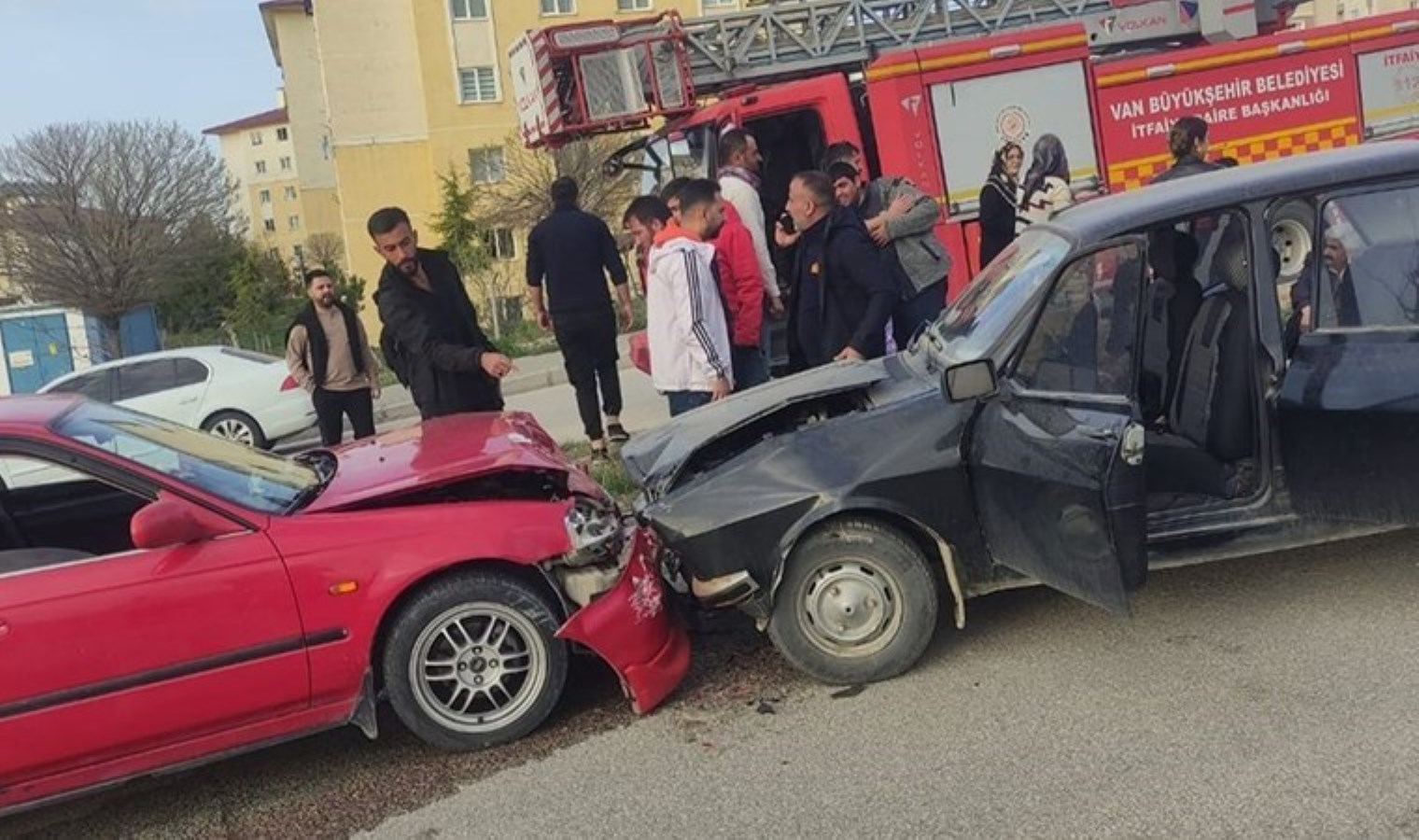 Van’da faciadan dönüldü! İki otomobil kafa kafaya çarpıştı: 1 yaralı