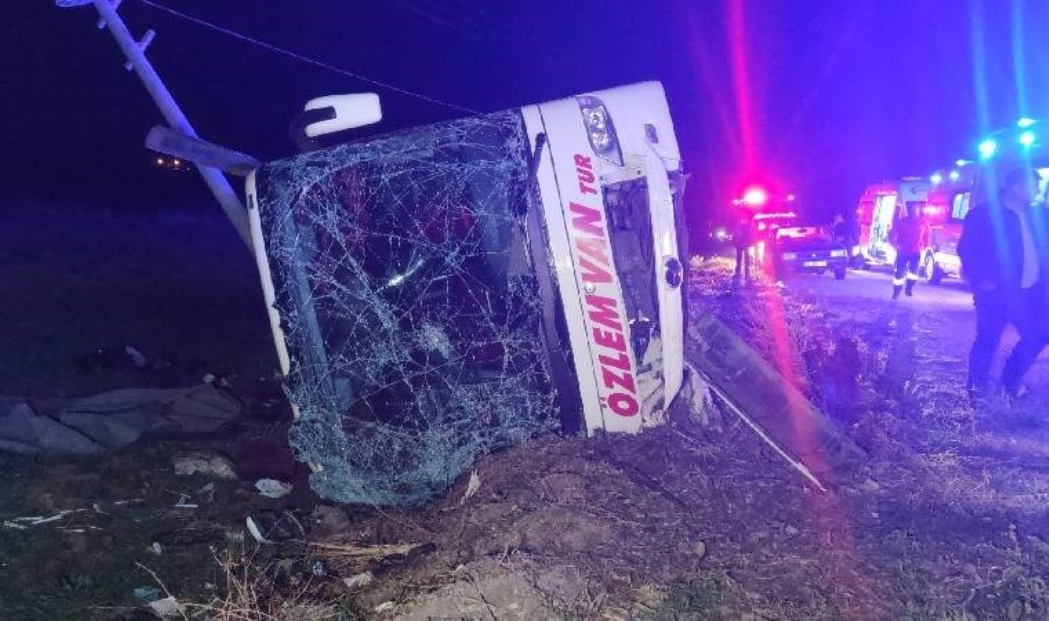 Van’da feci kaza… Yolcu otobüsü devrildi: Çok sayıda yaralı var!
