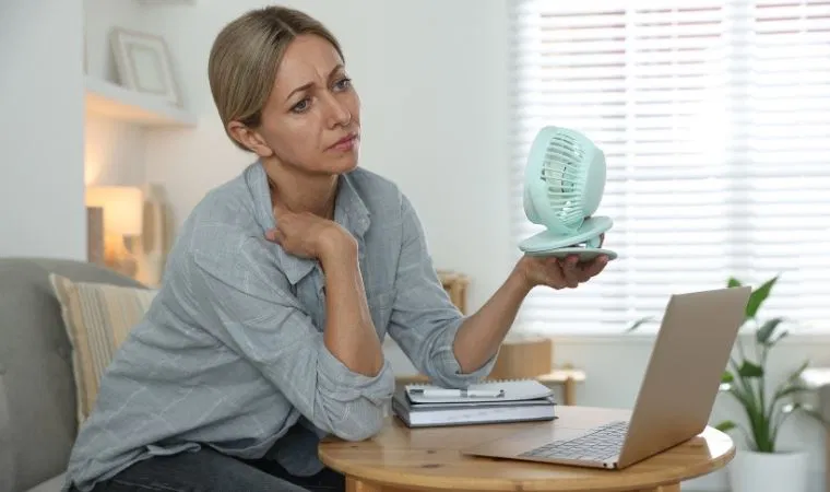 Vücudunuz size sinyaller veriyor olabilir: Menopoz döneminde en sık görülen 6 sorun ve başa çıkma yötemleri