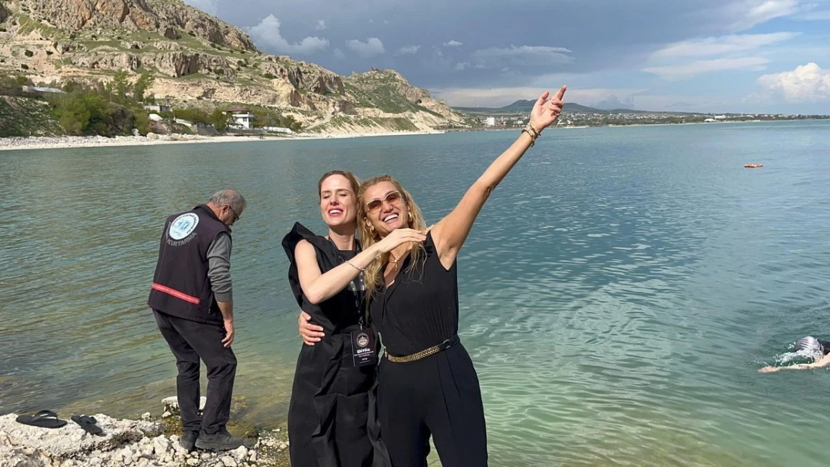 Wilma Elles ve Tuşba Özay Van Gölü’ne girdi